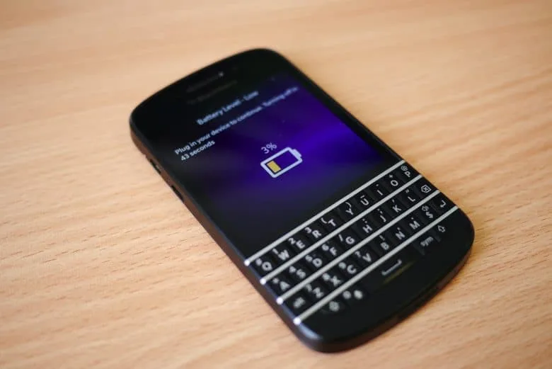 دستگاه BlackBerry با سیستم‌عامل BlackBerry OS که نماد باتری خالی را نشان می‌دهد